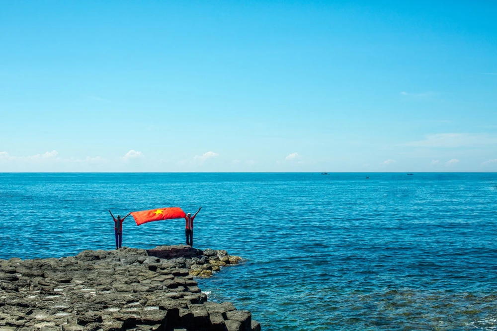 Xúc động bộ ảnh “Hướng về biển Đông – chạm vào Tổ quốc” ảnh 7